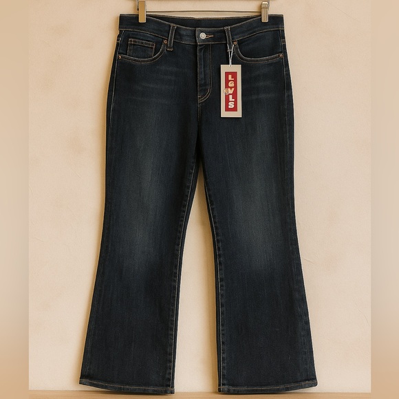 LEVI’s Designed with a laid-back, easy fit midrise. 515 NWT - Picture 2 of 11